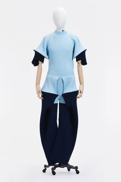 Look 10